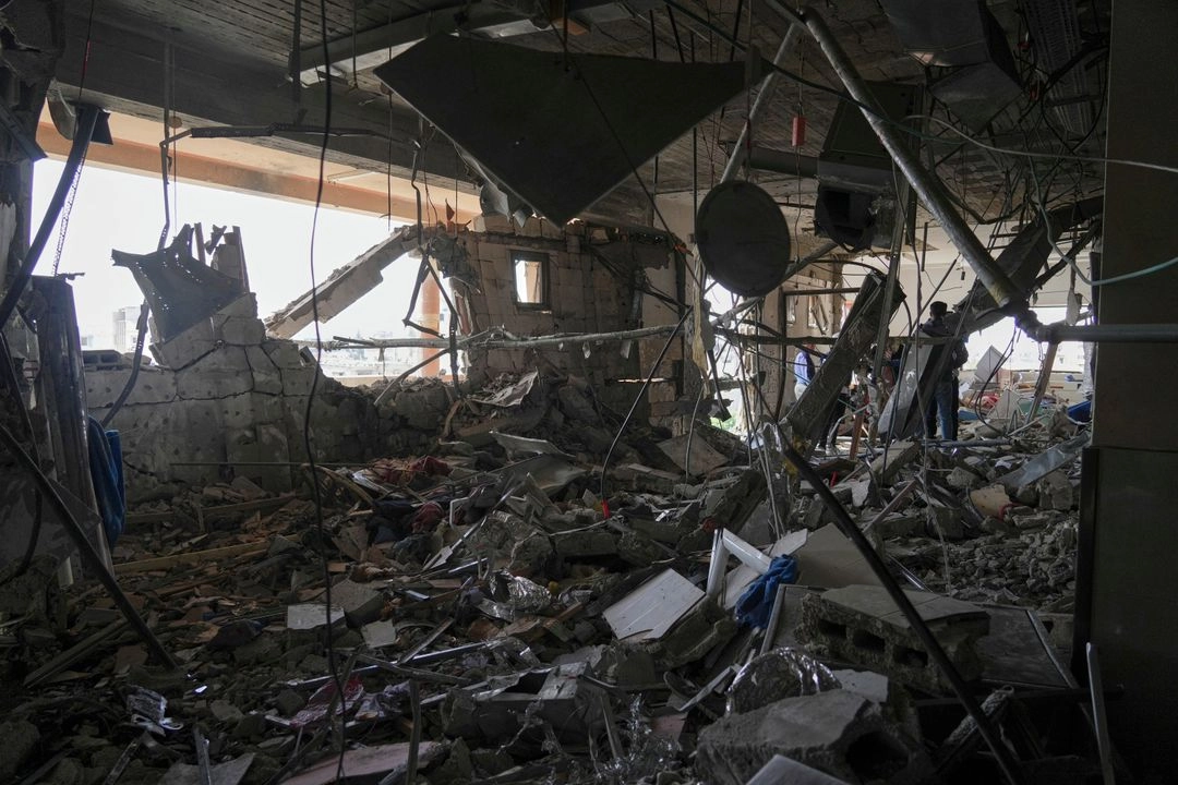 Área del hospital Nasser destruida por bombardeos israelíes la noche del lunes en Jan Yunis, franja de Gaza. Foto 
