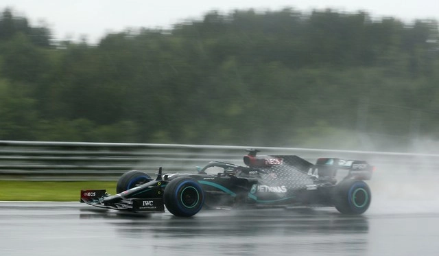 El británico Lewis Hamilton (Mercedes) abrió su contador de ‘pole positions’ en 2020 al lograr el mejor tiempo, bajo la lluvia, este sábado en las calificaciones del GP de Estiria. Foto Ap / Darko Bandic / Pool