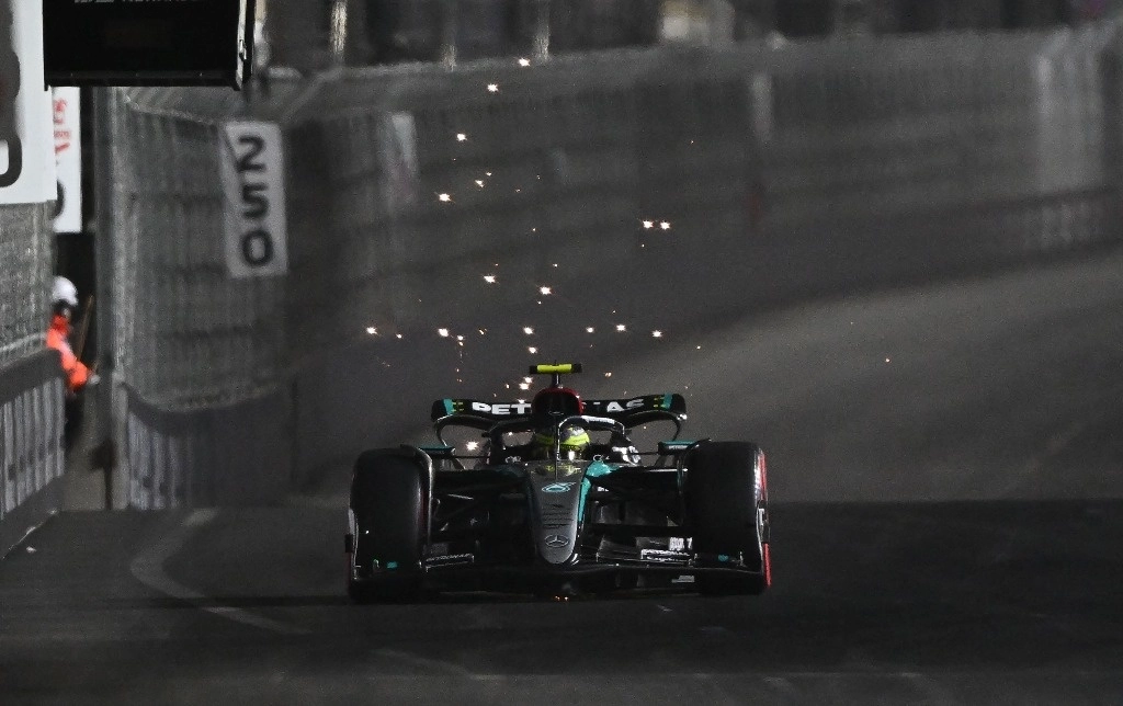 El piloto británico Lewis Hamilton, Mercedes, firmó los mejores tiempos de los dos primeros ensayos libres del Gran Premio de Las Vegas. Foto Afp