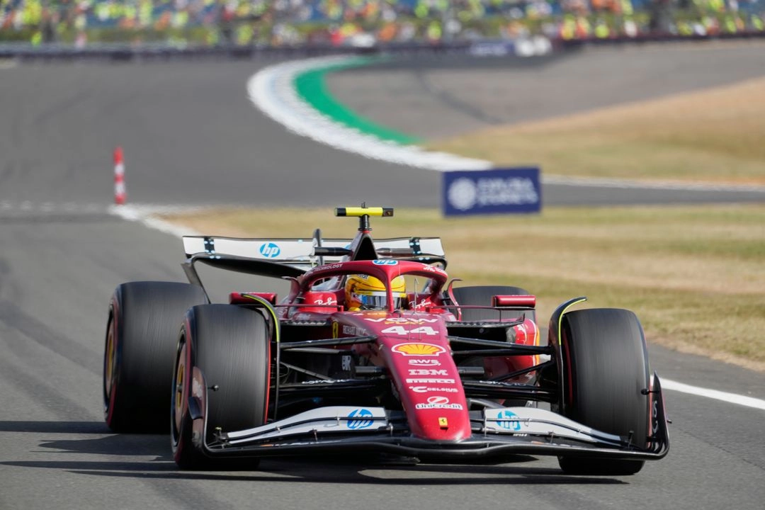 Es la primera vez que Hamilton corre un gran premio en casa con los colores rojos de Ferrari. El equipo aún no ha ganado esta temporada, el único de los cuatro primeros que aún no lo ha hecho. En la imagen, el británico durante la sesión de prácticas, el 4 de julio de 2025. Foto 