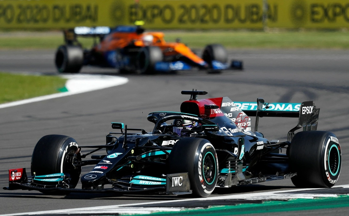 El piloto Lewis Hamilton e impuso en el GP de Gran Bretaña pese a los 10 segundos de penalización que recibió por el choque con Max Verstappen. Foto  Afp