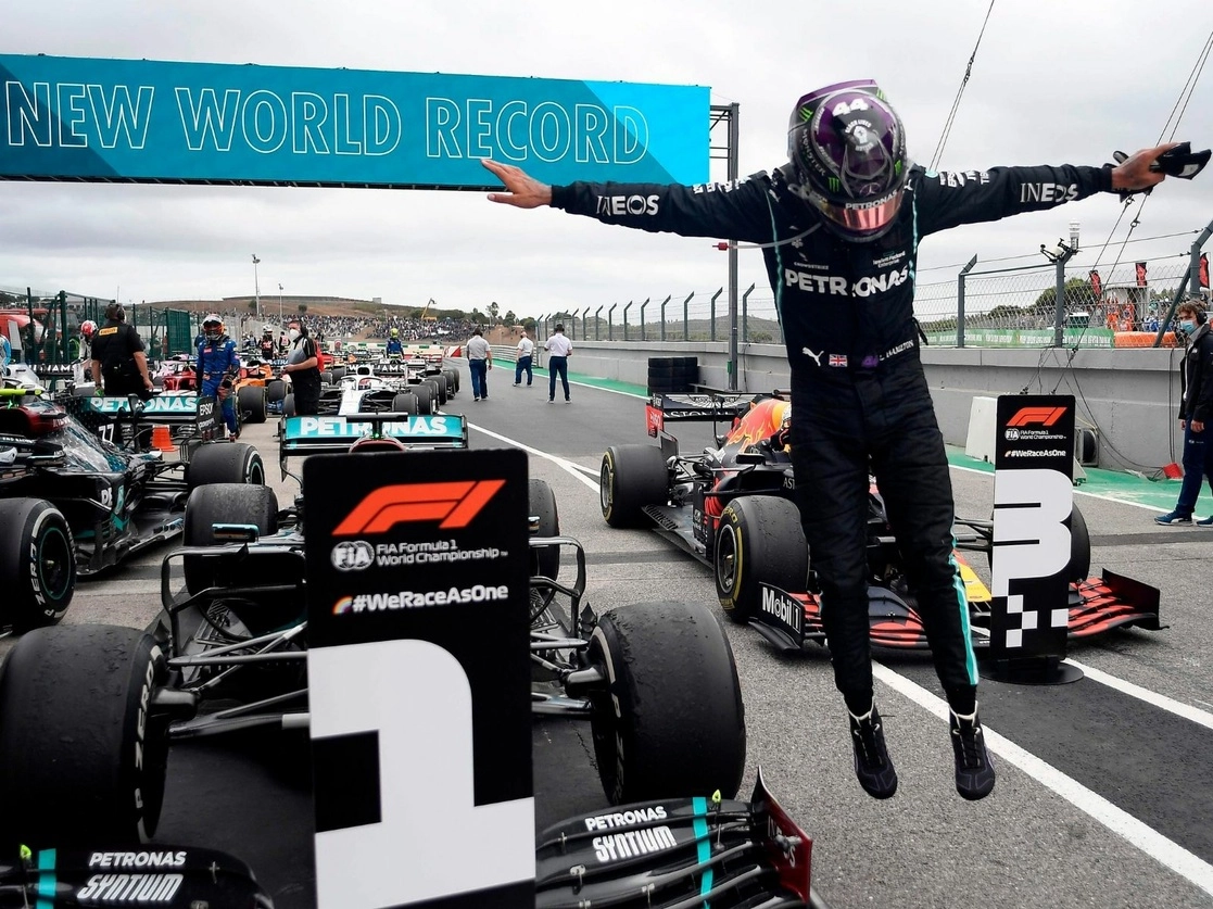 En el Circuito Internacional de Algarve, el británico Lewis Hamilton celebra su histórica marca mundial con la escudería Mercedes. Foto Ap