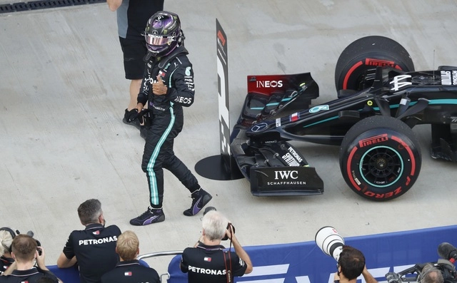 El británico Lewis Hamilton (Mercedes) ocupará la ‘pole position’ en Sochi en el Gran Premio de Rusia, donde tendrá ocasión de igualar el récord de victorias (91) de Michael Schumacher. Foto Pavel Golovkin / Pool / Ap