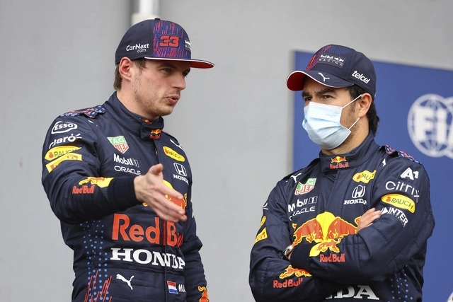 Los pilotos de Red Bull, el holandés Max Verstappen y el mexicano Sergio Pérez, tras las prácticas de clasificación en el Gran Premio de Emilia Romaña. Foto Bryn Lennon / Pool vía Ap