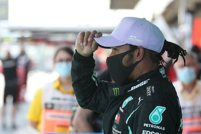 El piloto británico Lewis Hamilton, de Mercedes, se hizo con la ‘pole position’ del Gran Premio de España de Fórmula 1, su cuarta en las seis carreras de esta temporada, por delante de su compañero de equipo, el finlandés Valtteri Bottas. Foto Afp