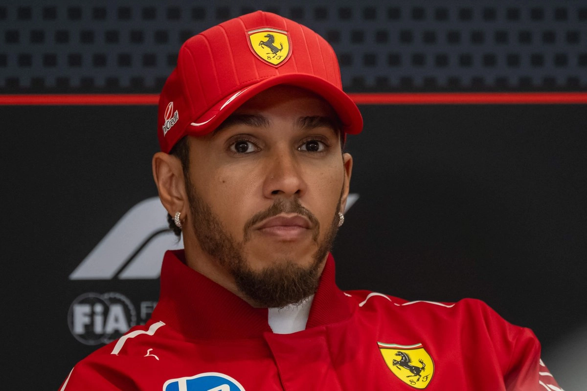 El piloto Lewis Hamilton, de Ferrari, durante una conferencia de prensa previo al Gran Premio de Qatar, en el circuito de Lusail, el 27 de noviembre de 2025. Foto 