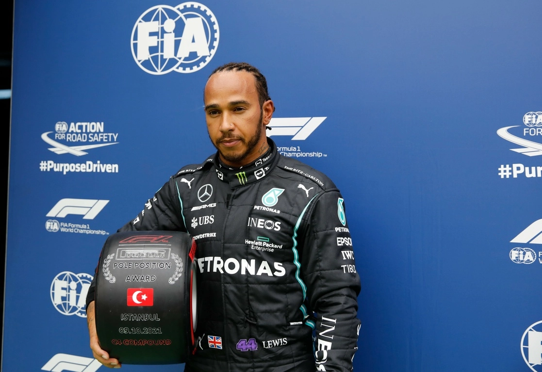 Pese a que Lewis Hamilton dio la vuelta más rápida en el circuito de Estambul ocupará la posición de salida número 11. Foto Ap