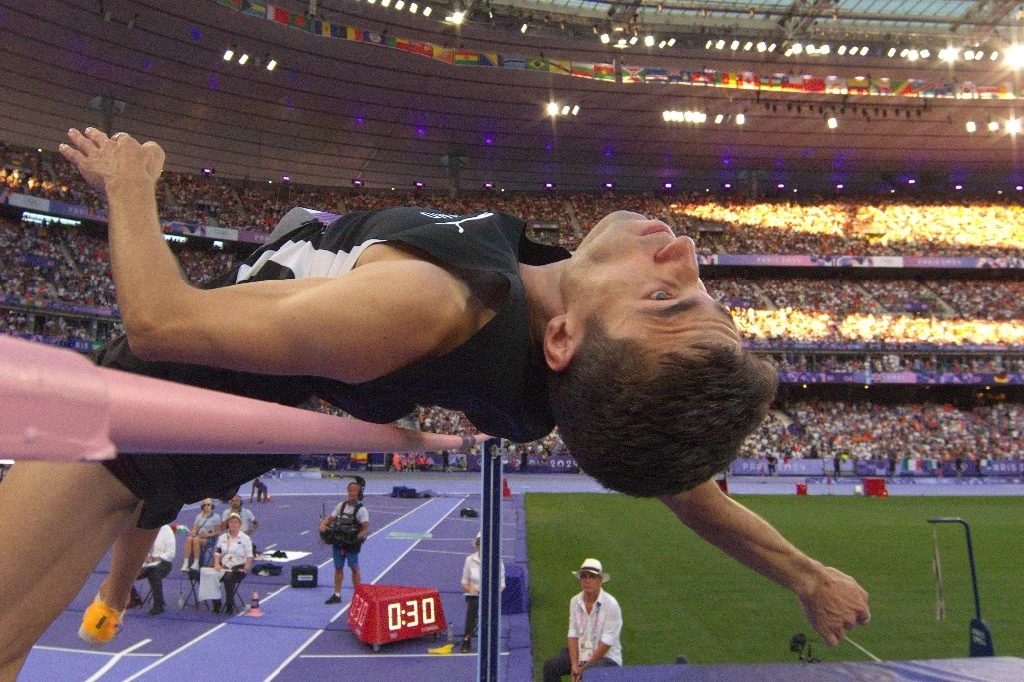 Hamish Kerr de Nueva Zelanda consiguió la primera medalla olímpica para su país en el salto de altura. Foto Afp