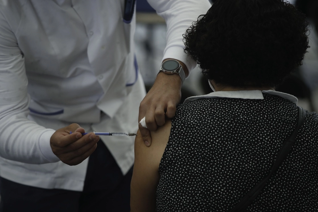 De las 243 millones 947 mil 95 vacunas contra covid-19 que México ha tenido disponibles para inmunizar a niños y niñas de cinco a 11 años, adolescentes y personas adultas, han caducado “cinco millones 41 mil 50”, el 2.07% del total, informó la Ssa. Foto Cristina Rodríguez / Archivo