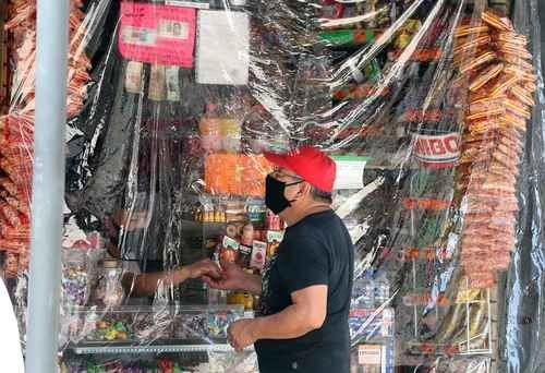 Las llamadas tienditas de barrio han reportado bajas ventas en cuatro meses, a consecuencia del confinamiento y de menores ingresos de las personas por la crisis económica. En la imagen, un local de abarrotes en el Centro Histórico. Foto José Antonio López