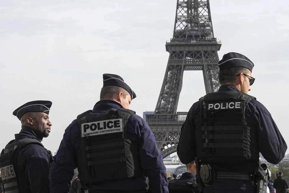 Policías vigilan las inmediaciones de la torre Eiffel en París. Foto Ap
