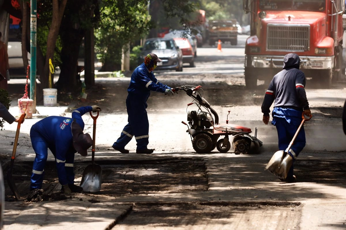 El plan integral de mantenimiento de la carpeta asfáltica incluye tres ejes de acción: bacheo nocturno programado, por reporte ciudadano y emergencia, y pavimentación en vialidades primarias. Los casos se atenderán en el lapso de 48 horas, indicó la jefa de Gobierno, Clara Brugada. 