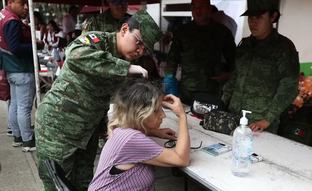 Residentes de Benito Juárez recibieron atención médica y garrafones de agua potable donados por la empresa Bonafont en el parque San Lorenzo, donde el gobierno capitalino instaló un módulo de atención. Foto Alfredo Domínguez