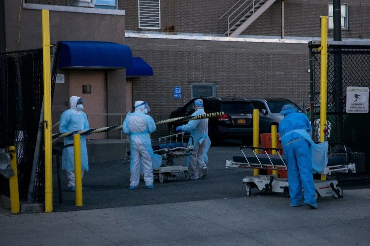Trabajadores médicos con camas vacías frente a un hospital en Nueva York, Estados Unidos. Foto Xinhua