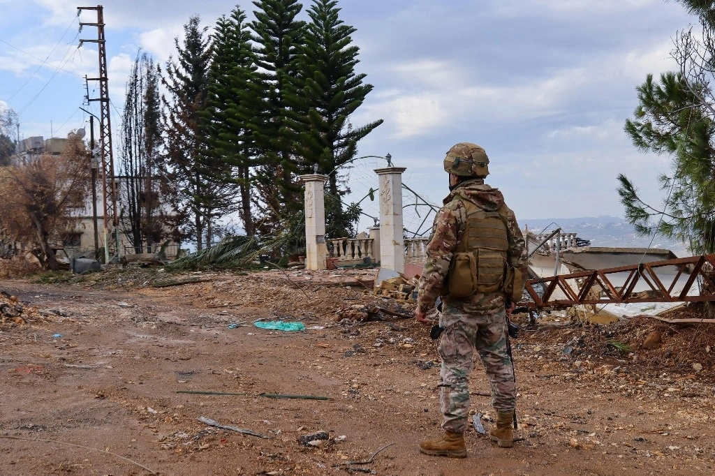 Un soldado libanés hace guardia en la aldea de Khiam, en el sur del Líbano, el 23 de diciembre de 2024. Foto Afp