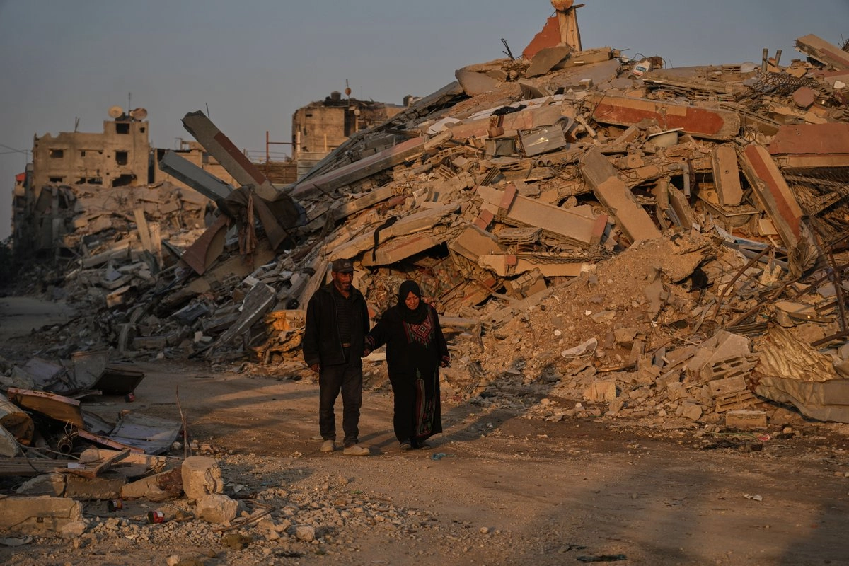 Palestinos caminan entre la destrucción causada por la ofensiva aérea y terrestre israelí en la ciudad de Gaza, el jueves 23 de octubre de 2025. Foto