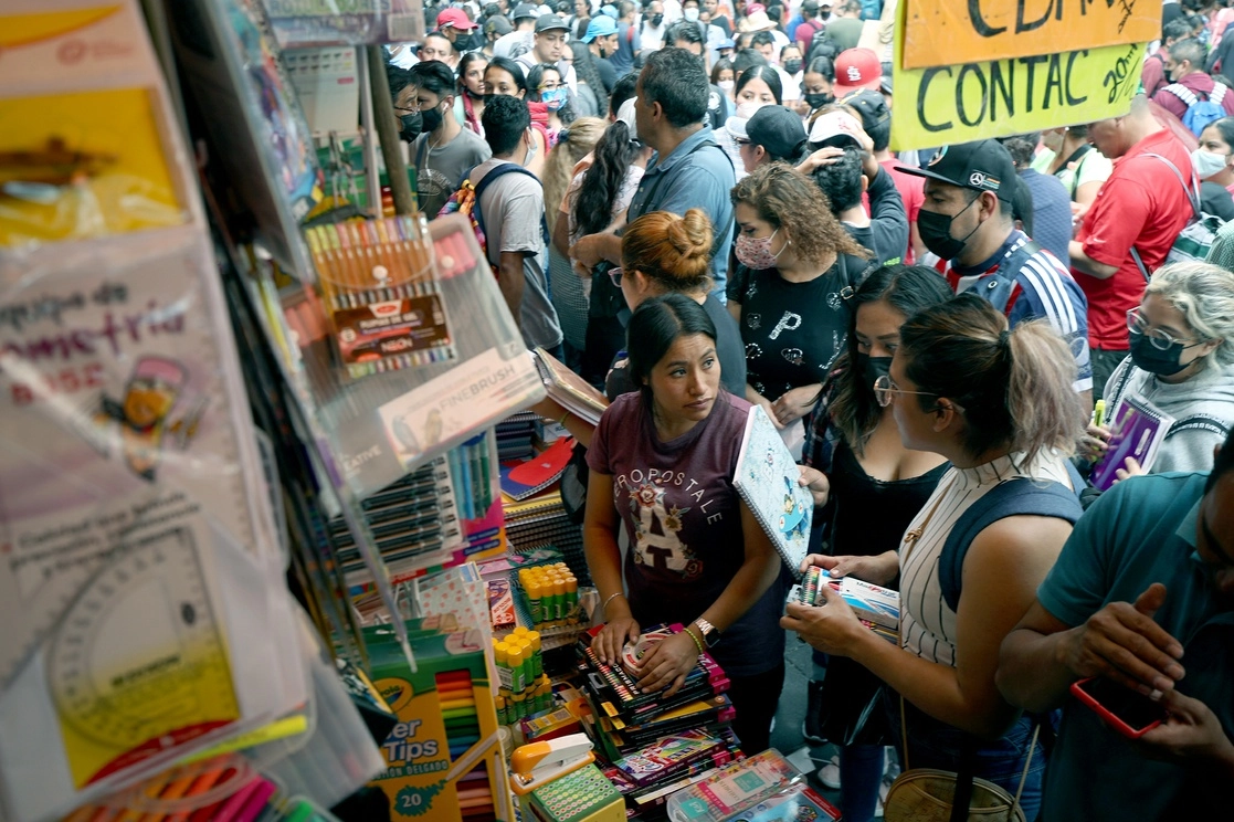 Personas compran diversos artículos en el Centro Histórico de la CDMX en imagen de archivo. Foto María Luisa Severiano