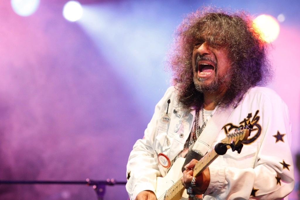 La periodista Gabriela Colina, sobrina del guitarrista conocido como El Brujo, dio a conocer que el homenaje será a las 18 horas y las exequias se celebrarán este lunes en la funeraria Hernández del boulevard Díaz Ordaz de la delegación La Mesa. Foto Roberto García Ortiz/ Archivo 