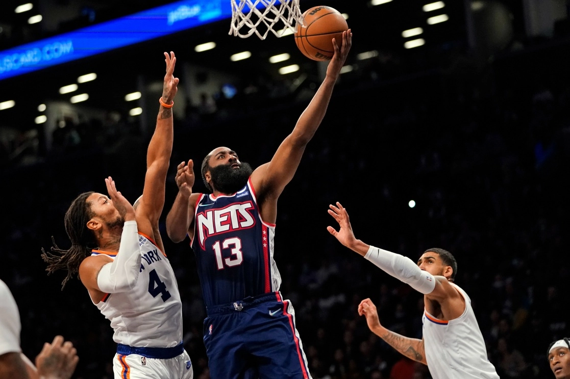 Harden y Kevin Durant llevaron a Brooklyn un juego muy cerrado en la pizarra, hasta que su compañero James Johnson anotó dos tiros libres. Foto Ap