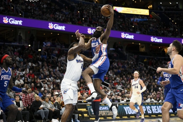  El ´triple-doble´ de 20 puntos del astro James Harden le dio el triunfo al equipo de Filadelfia. Foto Ap
