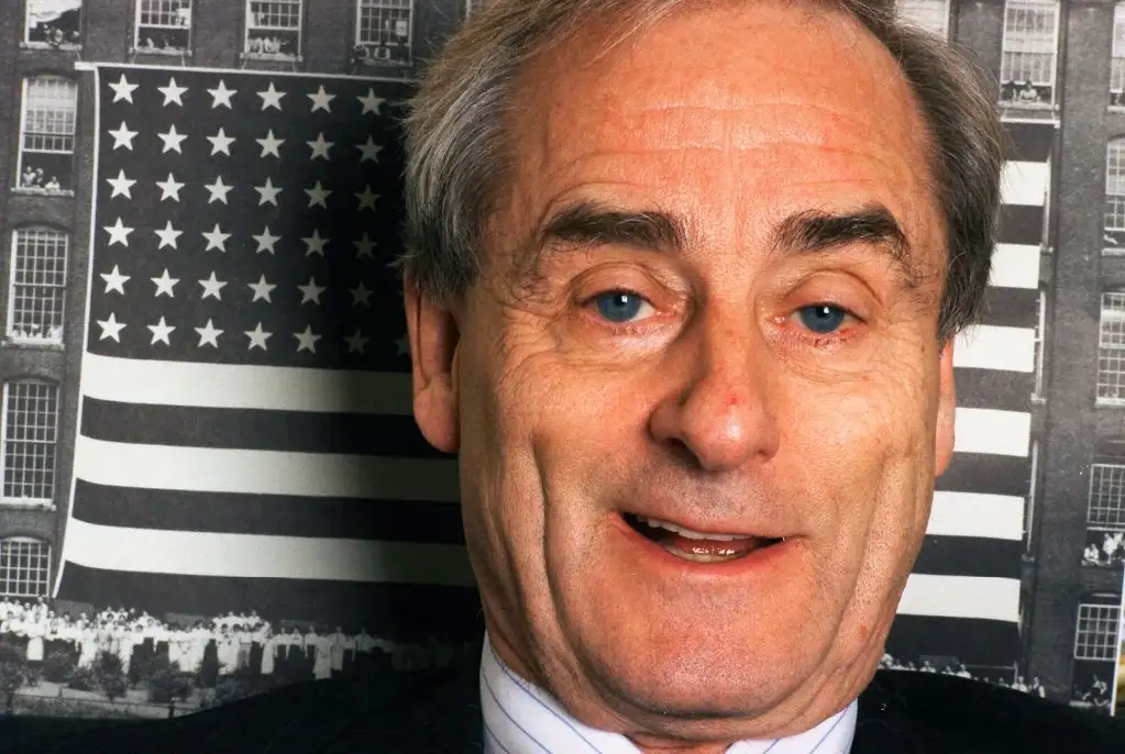 El periodista Harold Evans conversar sobre su libro ‘The American Centuty’, en su oficina de Nueva York, el 18 de noviembre de 1998. Foto Ap
