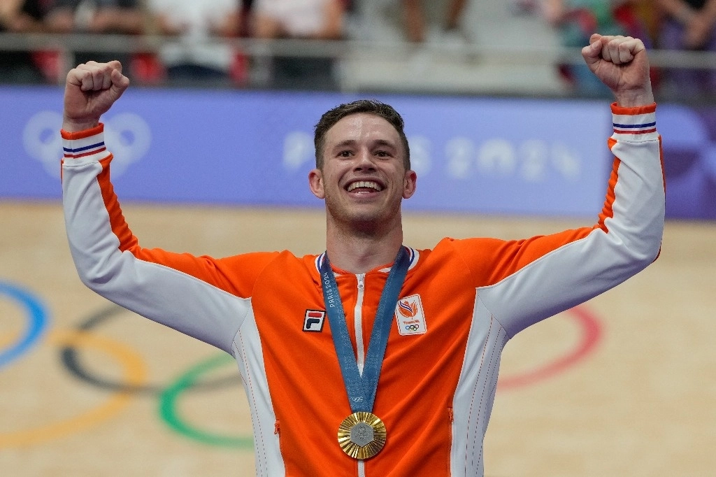 El neerlandés, Harrie Levreysen, ganador de la medalla de oro en la prueba de velocidad de ciclismo; logró una media de 75 kilómetros por hora. Foto Ap