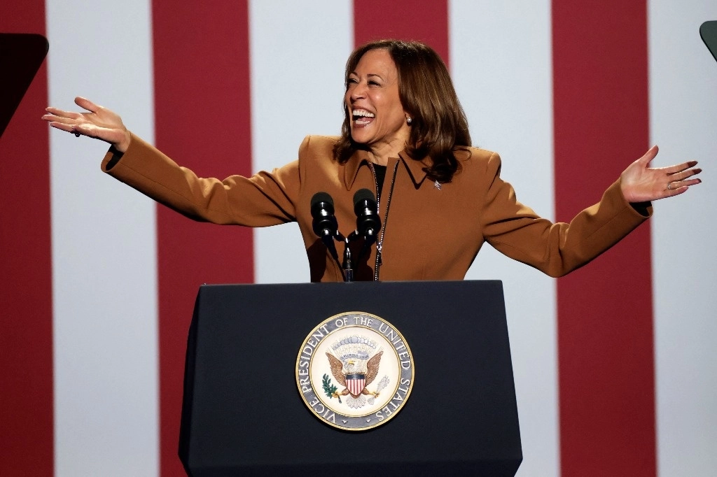 La candidata del Partido Demócrata basa su discurso en la libertad, además de hacer propuestas para los estadunidenses de a pie, como dar incentivos a fin de que mejoren los precios de medicina y vivienda. Ayer encabezó un mitin en Michigan. Foto Afp