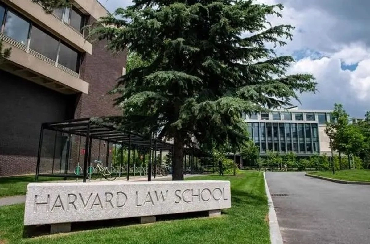 Políticos demócratas alertan que si la Universidad de Harvard aceptar un acuerdo con el gobierno de Trump establecería un precedente peligroso en toda la educación superior. Foto 
