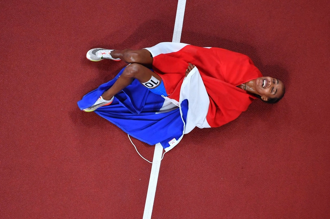 Sifan Hassan, de Países Bajos, ganó la medalla de oro en los cinco mil metros femeninos de los Juegos de Tokio 2020, el 2 de agosto de 2021. Foto Afp