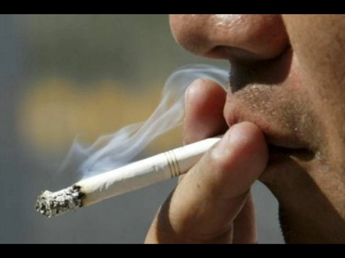 Incrementar en un peso el Impuesto Especial sobre Producción y Servicios a cada cigarro que se vende en México dejaría ingresos extra a las arcas públicas por aproximadamente 15 mil 500 millones de pesos, estimó el Centro de Investigación Económica y Presupuestaria. Foto Luis Humberto González / Archivo