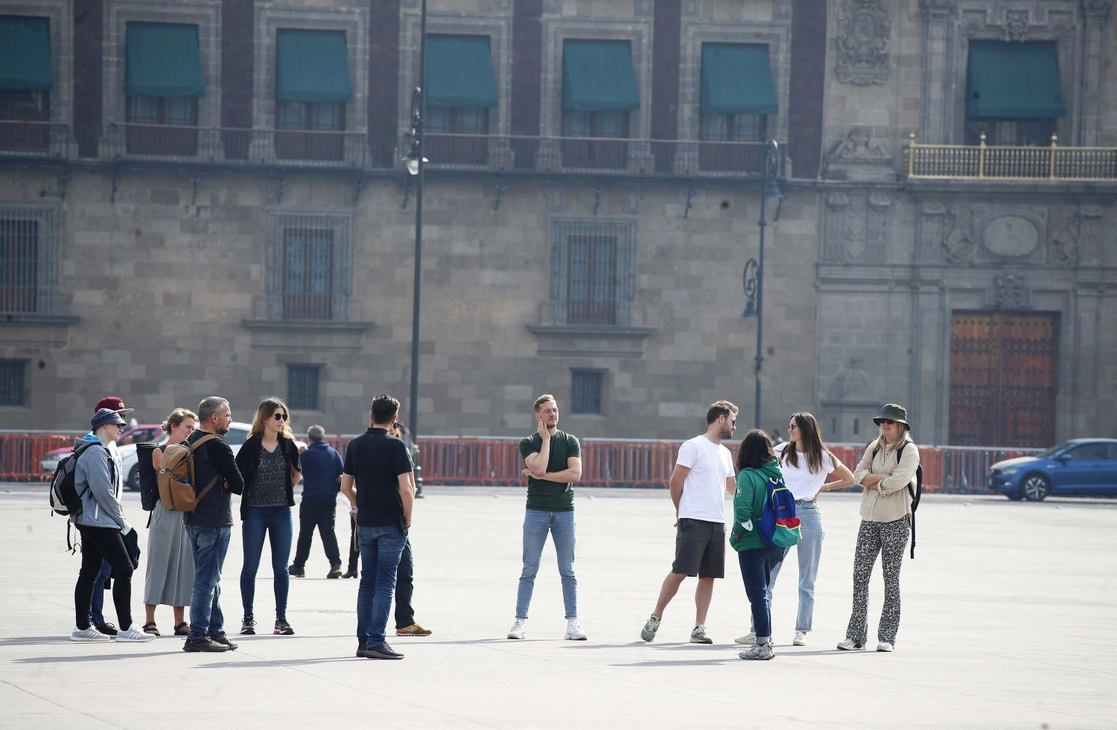 Turistas pasean por el Zócalo capitalino, en pasado mes de ener. Foto Cristina Rodríguez