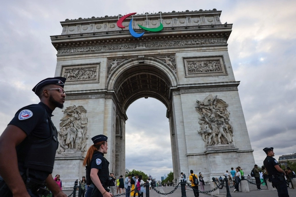 Hasta 25 mil policías y gendarmes serán movilizados para garantizar la seguridad durante los Juegos Paralímpicos de París del 28 de agosto al 8 de septiembre, anunciaron autoridades francesas. En la imagen, el Arco del Triunfo. Foto Afp / Archivo