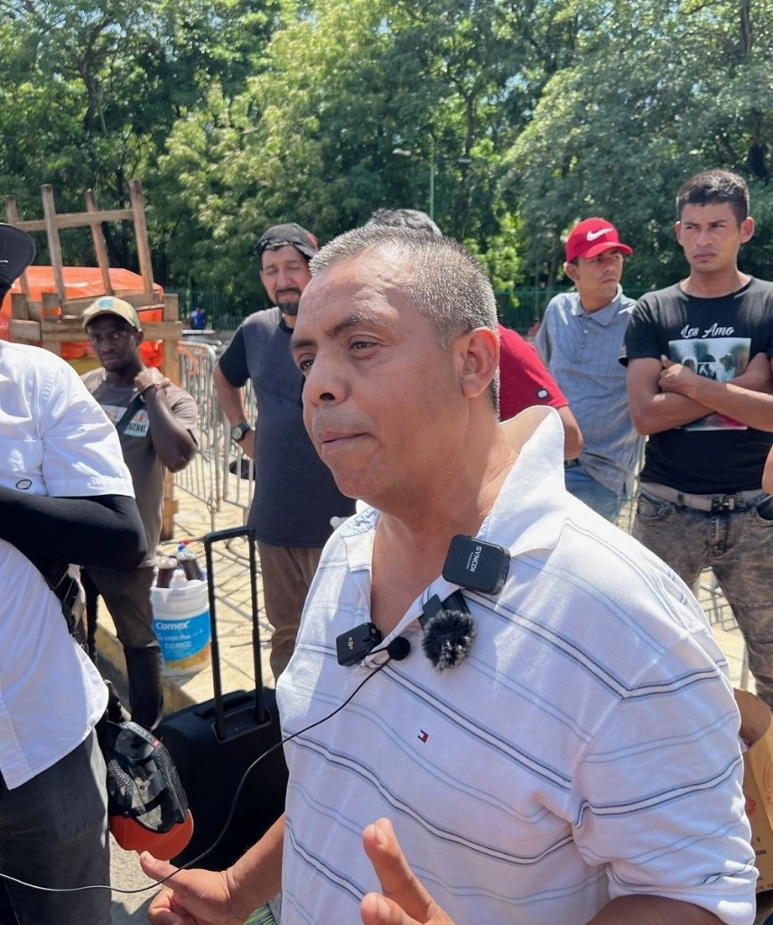 Irineo Mújica, de la organización Pueblo Sin Frontera, señala que las autoridades de los países centroamericanos dejan pasar a los migrantes en su camino hacia el norte del continente. Foto Edgar H. Clemente 