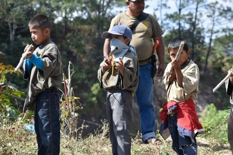 Niños son instruidos en el manejo de armas para poder formar parte de la Coordinadora Regional de Autoridades Comunitarias - Pueblos Fundadores (CRAC-PF) con el fin de brindar seguridad. Foto Cuartoscuro / Archivo