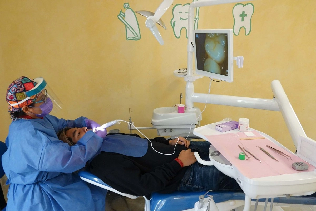 "El papel de la consulta dental en la detección precoz de diabetes o hipertensión arterial es fundamental, puesto que muchas veces es el primer contacto para detectar estas enfermedades", indican expertos. Foto 