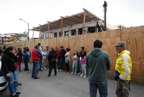 ▲ Padres de familia del colegio Enrique Rébsamen permanecen afuera de lo que fueron las instalaciones ante su posible demolición. Foto Alfredo Domínguez
