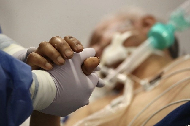Hasta ahora no existe ningún medicamento ni tratamiento específico contra el Covid-19. Aunque hay una lista larga de fármacos a los que se atribuye alguna cualidad preventiva o terapéutica, ninguno se debe utilizar, pues pueden causar daños a la salud, dijo Simón Kawa Karasik. Foto Luis Castillo