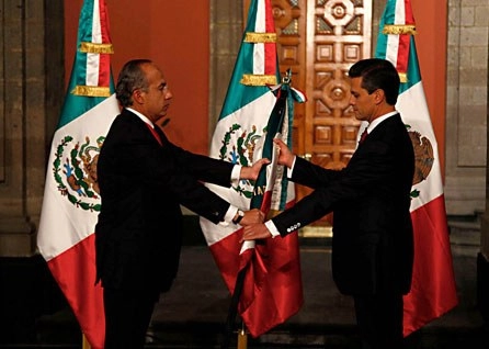 Los ahora ex presidente Felipe Calderón y Enrique Peña en ceremonia en la que el primero transfirió el poder a su sucesor, la madrugada del 1 de diciembre de 2012. Foto 'La Jornada' 