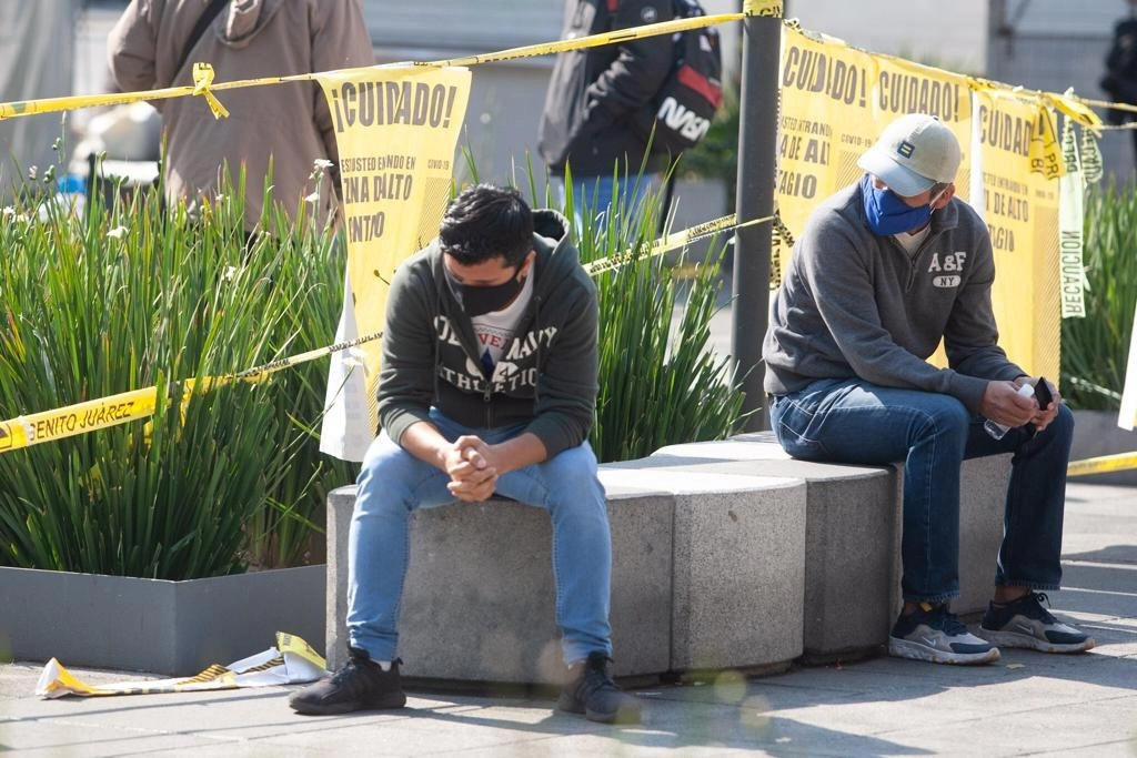 Un par de ciudadanos se encuentran a la espera del resultado de sus pruebas de detección de Covid-19 en el macro quiosco de salud instalado en la explanada del Metro Etiopía, en la capital del país. Foto Pablo Ramos



