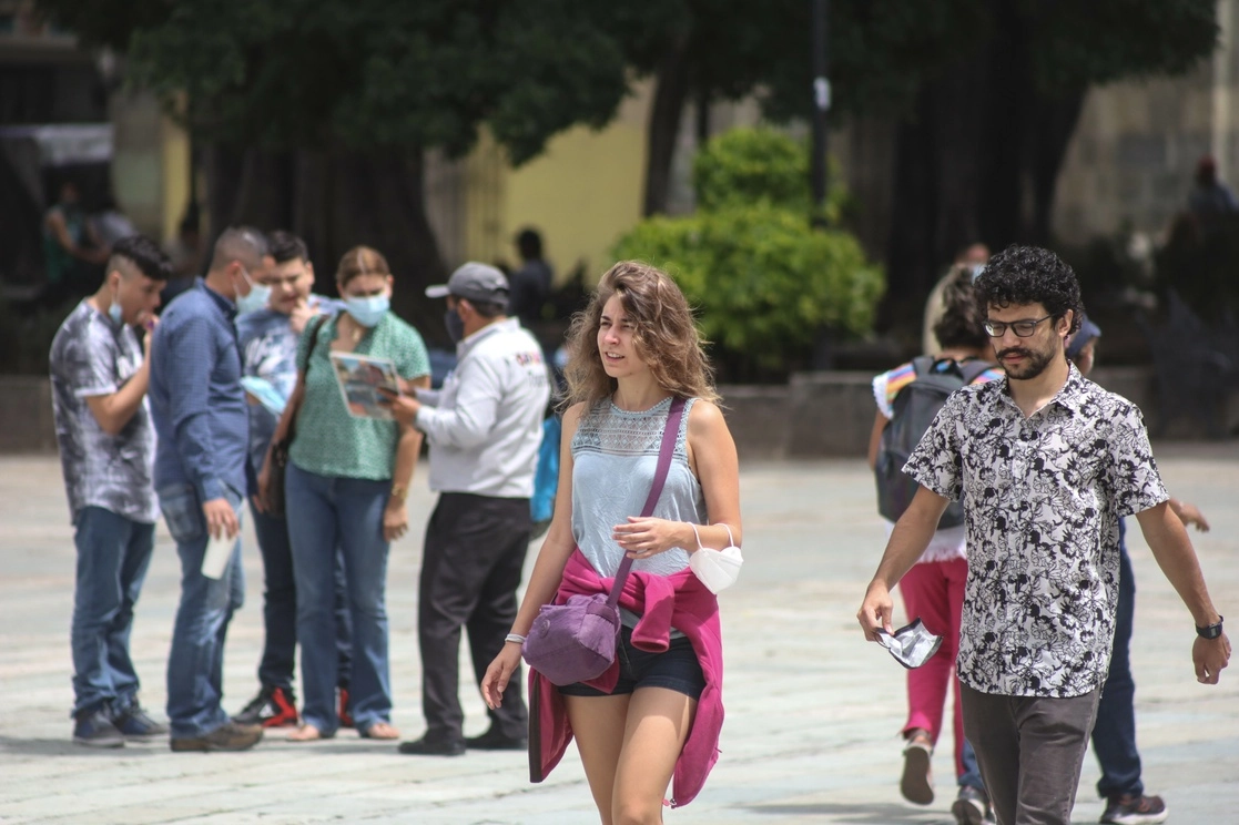 Distintas personas en una plaza de la capital oaxaqueña. Foto Jorge A. Pérez Alfonso