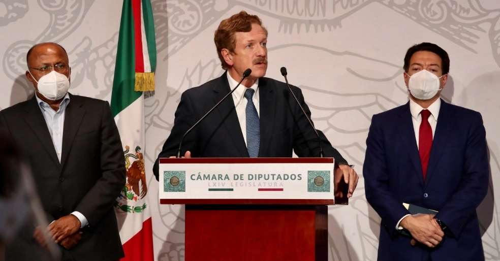 El coordinador del PAN en San Lázaro, Juan Carlos Romero Hicks, durante una conferencia de prensa. Lo acompañan sus homólogos del PRI y Morena, René Juárez y Mario Delgado, respectivamente. Foto Luis Castillo / Archivo