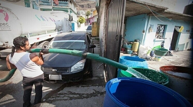 Una pipa suministra agua a una casa en Edomex. Foto La Jornada / Archivo