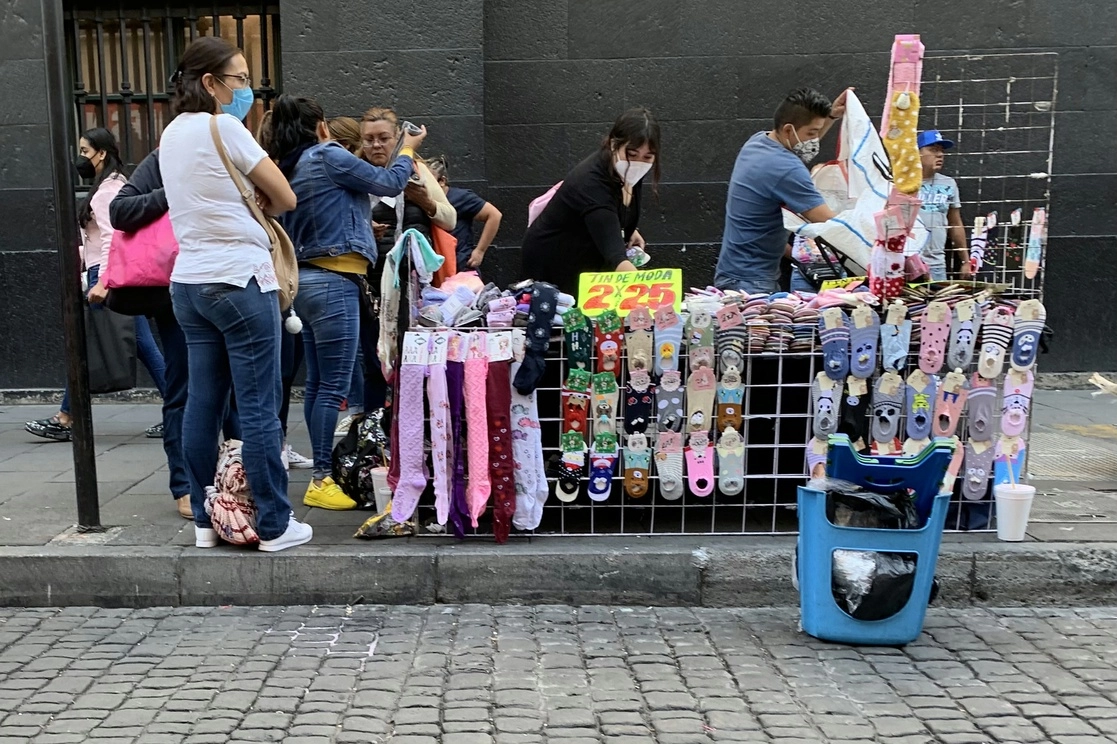 El ambulantaje en calles del Centro Histórico es controlado por distintas agrupaciones. Foto LA JORNADA/María Luisa Severiano  