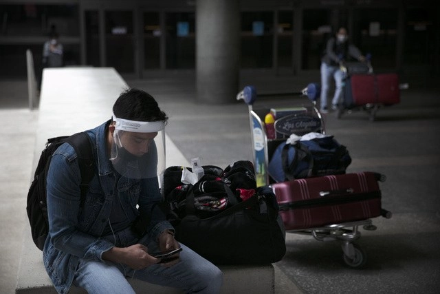 Un viajero con una careta en el aeropuerto internacional de Los Ángeles. Foto Ap