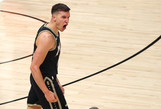 Bogdan Bogdanovic de los Atlanta Hawks celebra una anotación durante el juego. Foto Afp