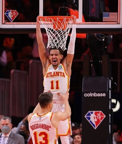 Trae Young de los Atlanta Hawks festeja durante el juego. Foto Afp