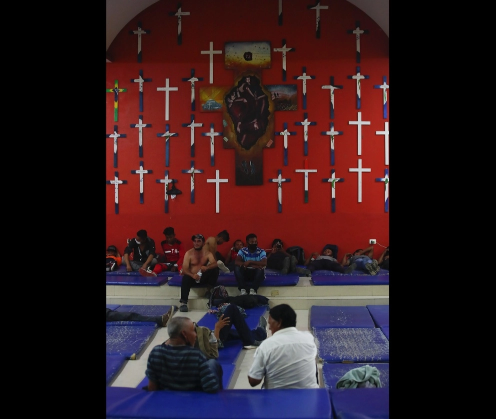 Migrantes centroamericanos descansan en un albergue en Tenosique, Tabasco. Foto Víctor Camacho / Archivo