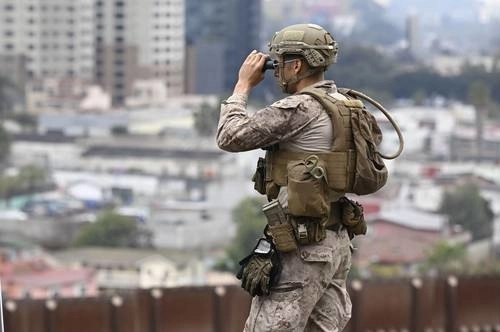 Militar estadunidense en la garita de San Ysidro, vecina de Tijuana, Baja California. Foto Ap / Archivo