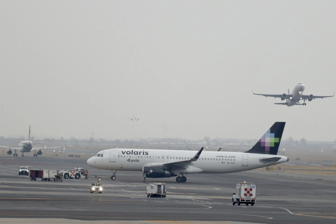 Aviones comerciales en el Aeropuerto Internacional de la Ciudad de México. Foto Roberto García Ortiz / Archivo
