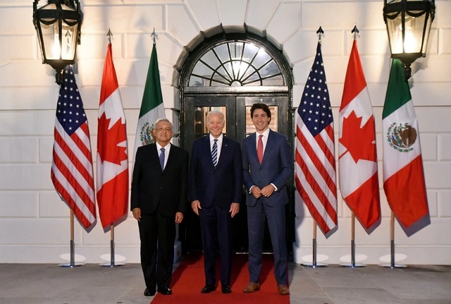 El presidente Andrés Manuel López Obrador (izq) junto con el mandatario de EU, Joe Biden (c) y el primer ministro canadiense, Justin Trudeau (der). Foto Presidencia